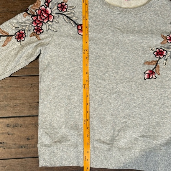 Vince Camuto Gray appliqué flower sweater size Medium - Picture 4 of 8